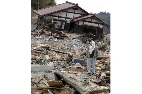 Ein Überlebender steht fassungslos in den Trümmern von Rikuzentakata.