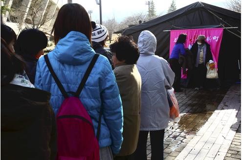 Evakuierte warten vor einem provisorischen Bad in der Nähe von Fukushima.