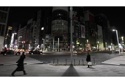 Die sonst taghell erleuchteten Straße Tokios bleiben in diesen Tagen finster.