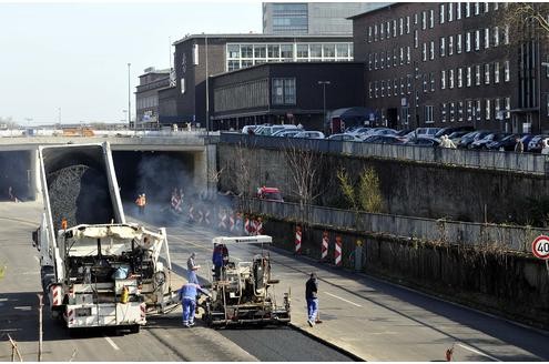 Der Bau des Mercatortunnels – und damit: der Bahnhofsplatte – im April 2011.