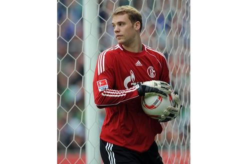 Manuel Neuer ist auf Grund seiner natürlichen Art der Schalker Fan-Liebling. Durch seine konstant starken Leistungen begehrt ihn aber auch die Konkurrenz.