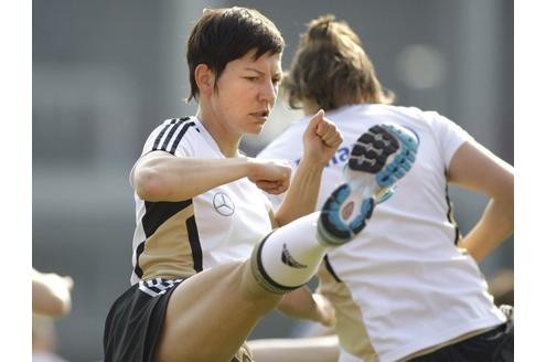 Dabei sagt sie häufig nur ungeschminkt, was sie denkt. Nach dem Fußball will sich die Rechtsverteidigerin selbständig machen, am liebsten mit einem Hundesalon.  