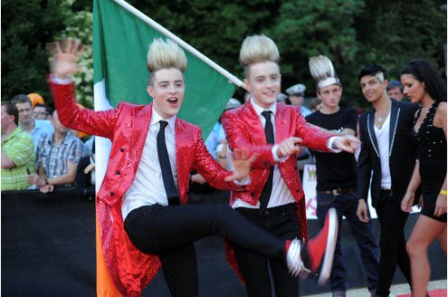 Auf dem roten Teppich: Jedward aus Dänemark, ...