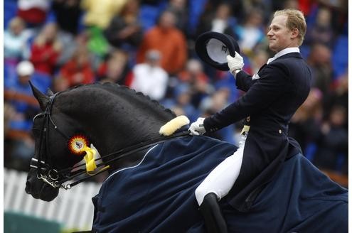 Matthias Alexander darf den Wunderhengst reiten. Foto: REUTERS/Ina Fassbender