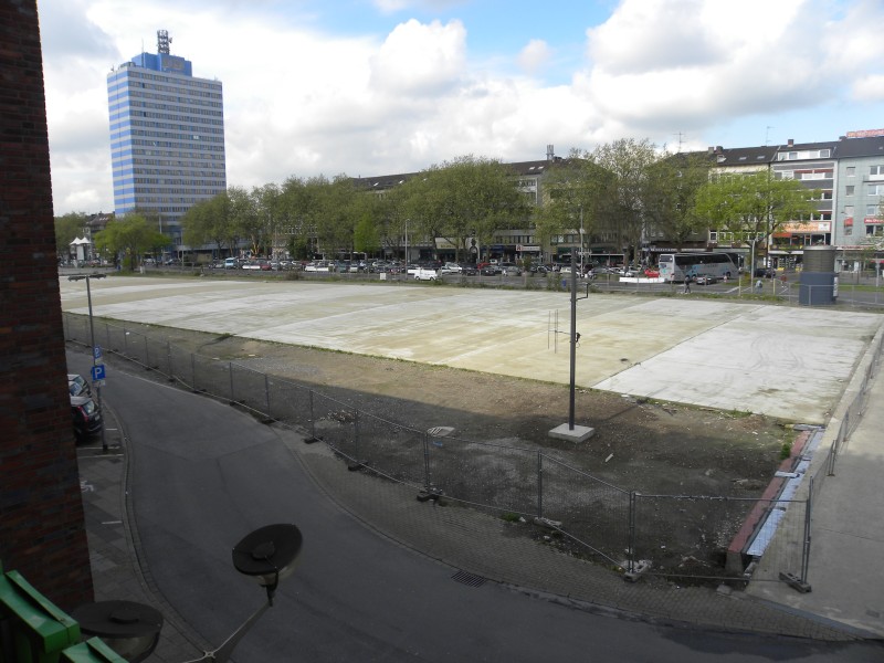 Fensterblick aus dem Medienhaus Duisburg: Diese Aussicht twittert DerWesten @DerWestenDu nun werktäglich, um den Baufortschritt zu dokumentieren.