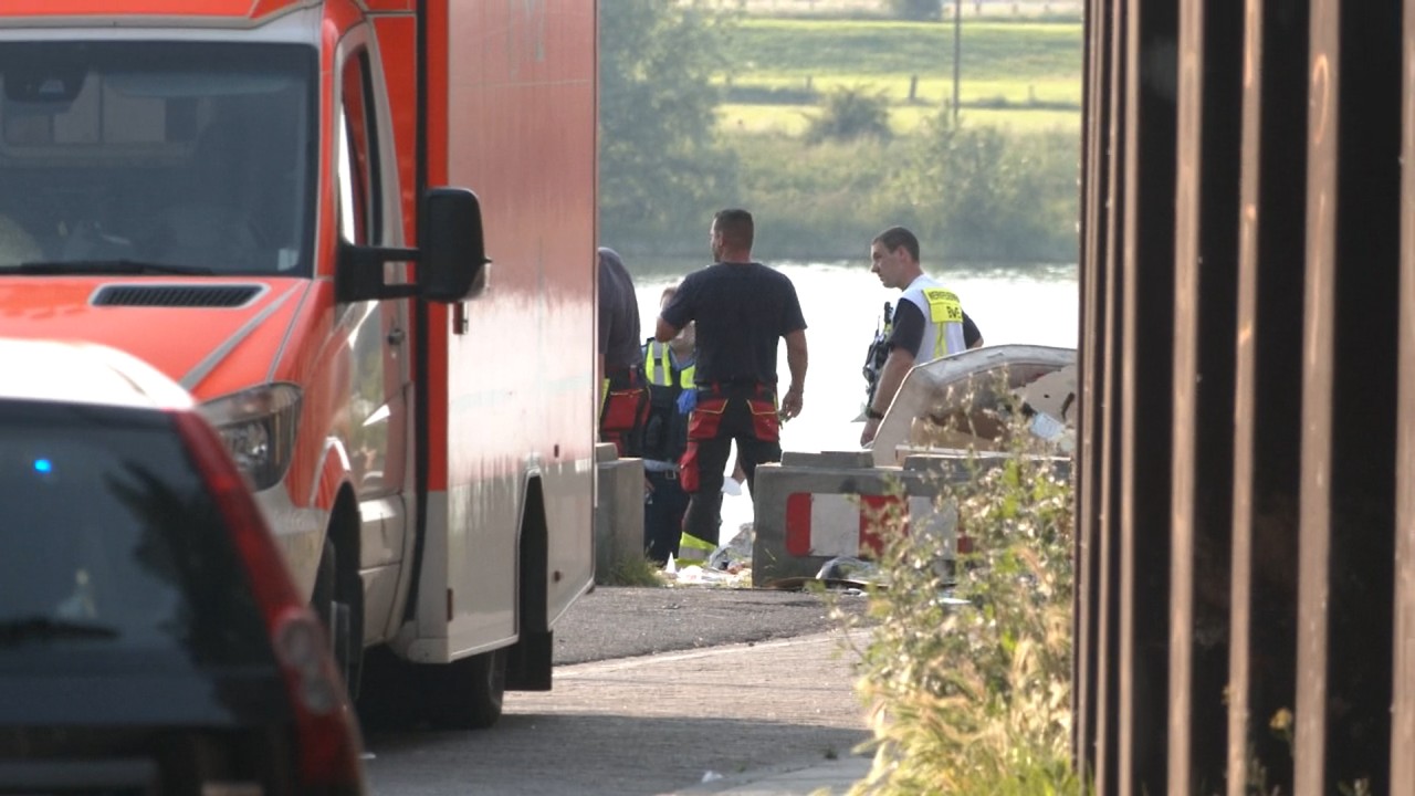 Duisburg: Taucher versuchen die beiden verschwundenen Mädchen im Wasser ausfindig zu machen.