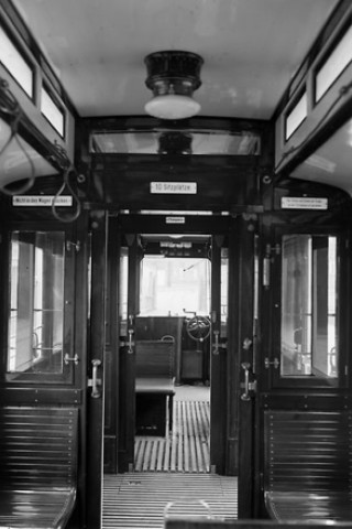 Innenaufnahme vom Gastell Triebwagen mit Mitteleinstieg. (Wagennummerserie 871-875).