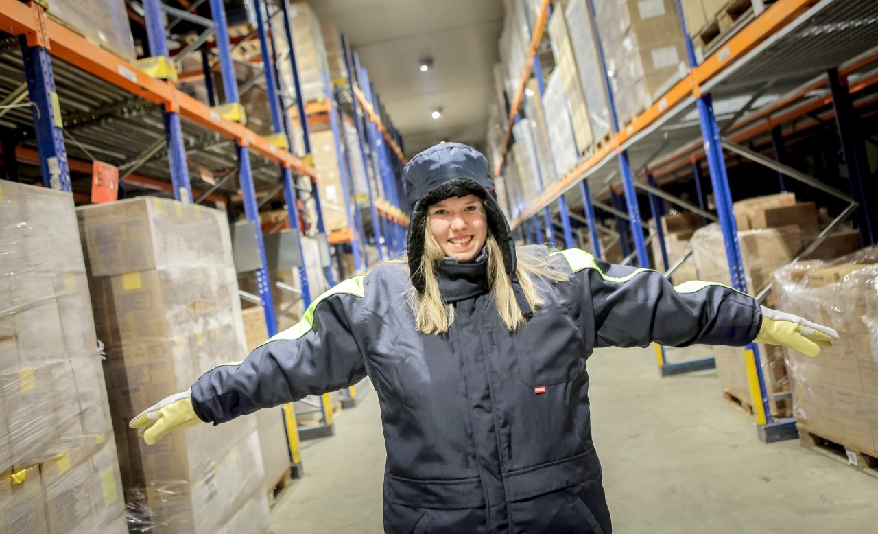 Die richtige Kleidung ist alles im Tiefkühllager des Logistikriesen Havi in Duisburg. WAZ-Volontärin  Andrea Böhnke schaute sich 60 Minuten an diesem ungewöhnlichen Arbeitsplatz bei minus 23 Grad um. 