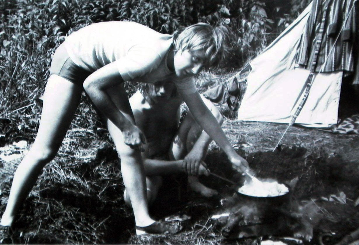 Angela Merkel als junge Frau. Dieses Foto entstand 1973, also kurz bevor Nina Hagen mit „Du hast den Farbfilm vergessen“ einen riesigen Hit landete. 