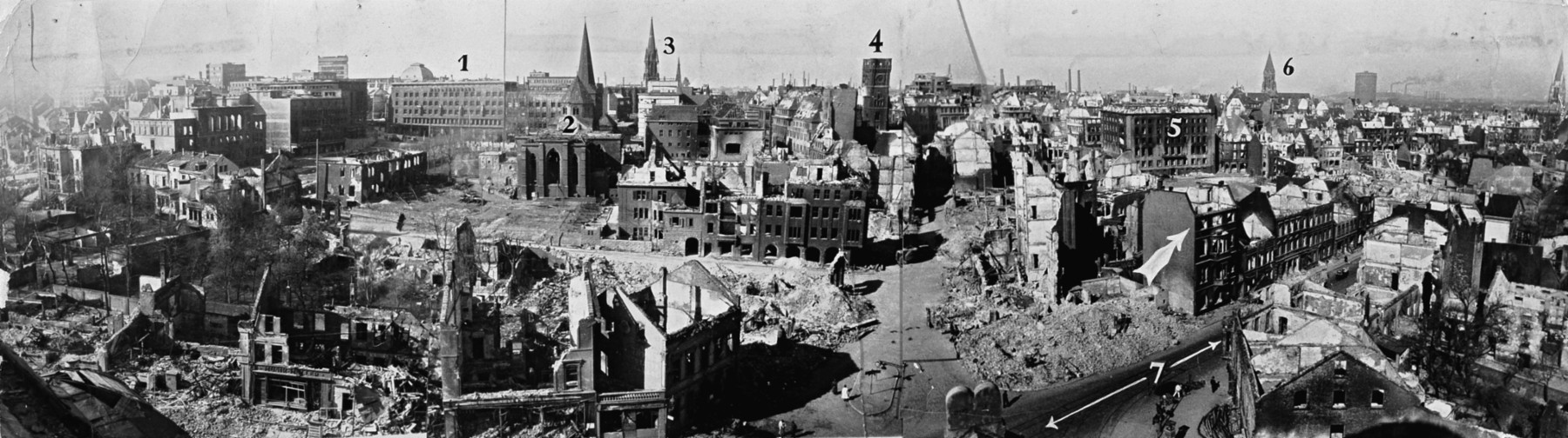 Essen 1944: die Innenstadt von der Kuppel der Synagoge aus gesehen.