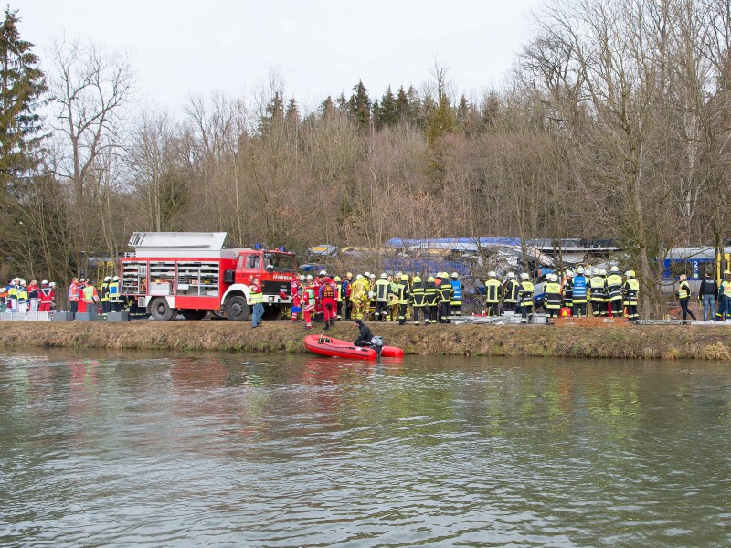 Unmittelbar an der Zugtrasse postierten sich die Helfer von Feuerwehr und Rettungsdienst. Einige der zahlreichen Verletzten wurden direkt vor Ort versorgt. 