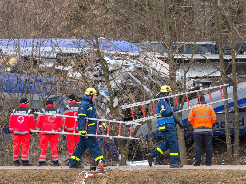 Mitarbeiter des Roten Kreuzes standen fassungslos vor den Trümmern der Unglückszüge.