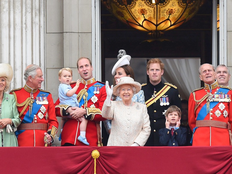 Zu ihrem runden Geburtstag zeigt sich auch wieder die königliche Familie dem Volk – die vier Kinder der Queen – Prinz Charles, Prinzessin Anne, Prinz Andrew (Duke of York) und Prinz Edward (Earl of Wessex) – und einige der acht Enkel und fünf Urenkel.