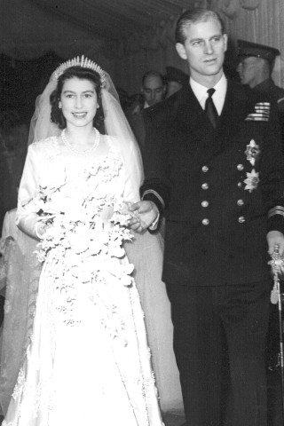 Am 20. November 1947 heiratete Prinzessin Elizabeth den deutsch-griechisch-dänischen Leutnant Philip Mountbatten und setzte sich damit gegen den Willen ihrer Eltern durch. 