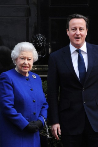 Politisch agiert Queen Elizabeth zurückhaltend. Über ihre politische Einstellung ist wenig bekannt. Während ihrer Zeit als Königin hat sie zwölf Premierminister erlebt – einer davon David Cameron.