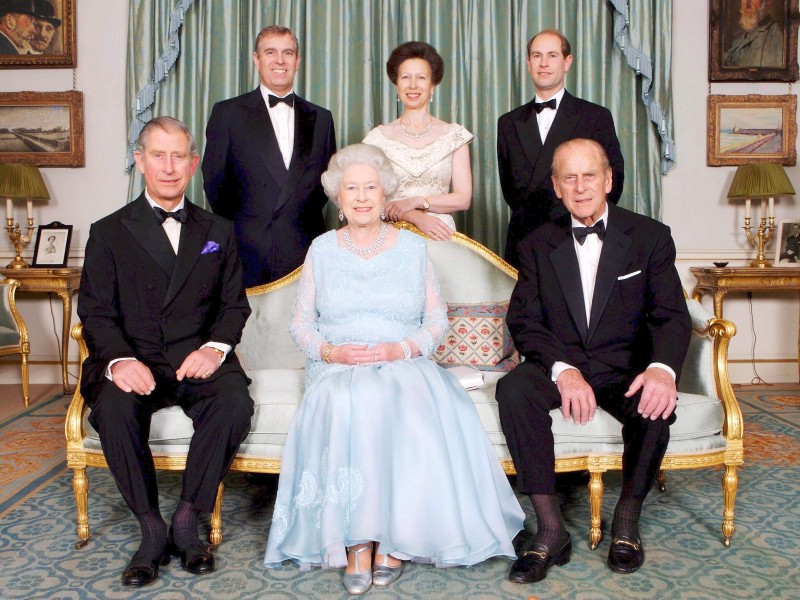Immer an ihrer Seite: Prinz Philip. Die beiden sind inzwischen 69 Jahre lang verheiratet. 2007 feierten sie Diamanthochzeit. Auf dem Foto sind die beiden mit den Kindern Prinz Charles (links unten), Prinz Andrew, Prinzessin Anne und Prinz Edward (von links) zu sehen.