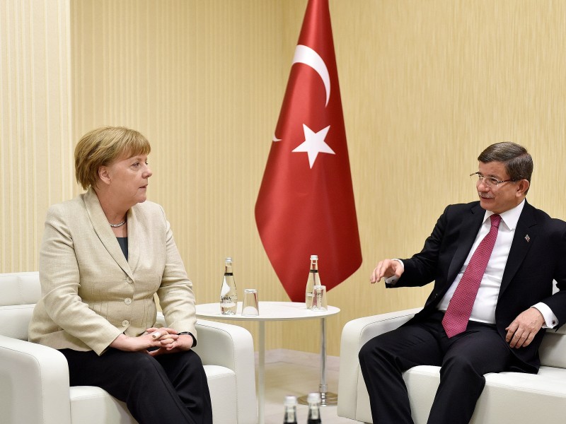 3. April 2016: In einem Telefonat mit dem türkischen Ministerpräsidenten Ahmet Davutoglu kritisiert Kanzlerin Angela Merkel das Schmähgedicht als „bewusst verletzend“. 