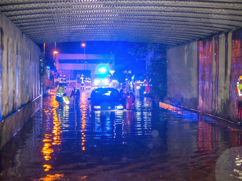 Aus der vollgelaufenen Unterführung wird ein Auto geborgen.