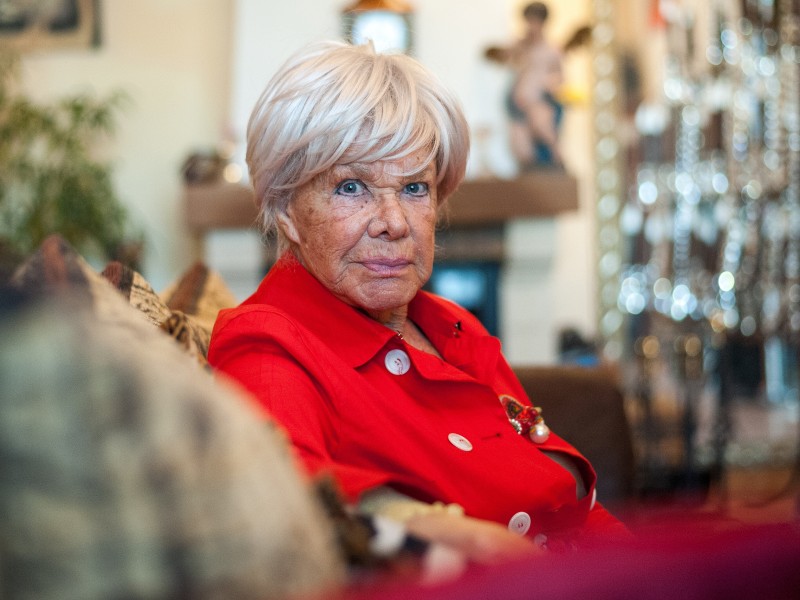 Buddhistin, Veganerin, Tierschützerin – vielfältig aktiv ist Ingrid van Bergen bis heute. Bei diesem Fototermin ist sie in Eyendorf im Kreis Harburg (Niedersachsen) in ihrem Haus. Am 15. Juni 2016 wird die Schauspielerin 85 Jahre alt – wir gratulieren!