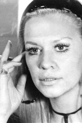 Eine blonde femme Fatale – die junge Schauspielerin Ingrid van Bergen mit einer Zigarette auf einem undatierten Portrait.