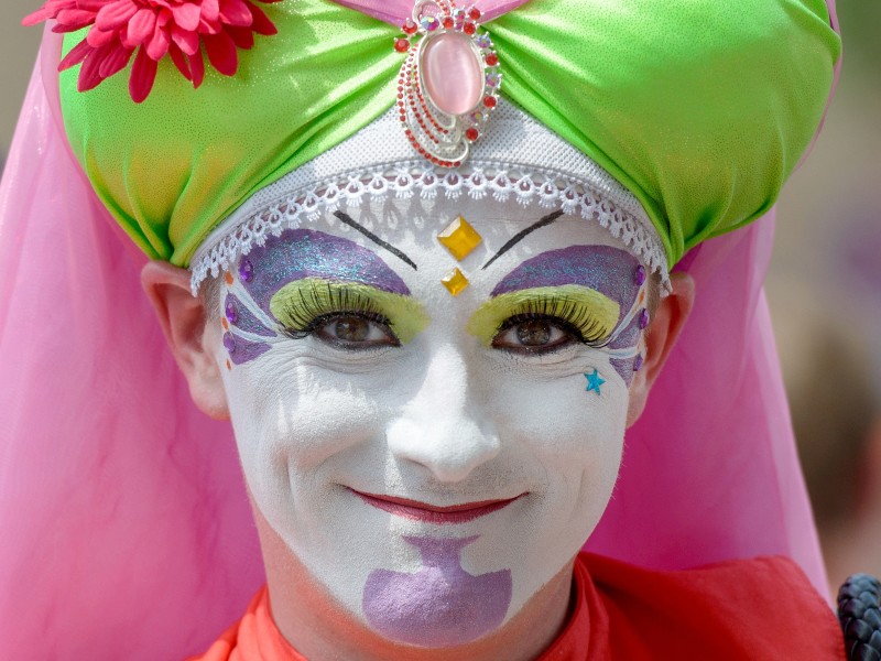 Und auch die Fertigstellung dieser Verkleidung eines Teilnehmenden der Pride Parade in Weimar dürfte seine Zeit gedauert haben. 