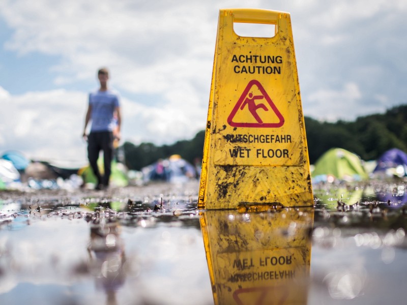 Auf dem Zeltplatz sah es matschig und extrem nass aus. Da lohnte sich das Schild „Achtung Rutschgefahr“.