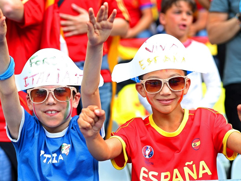 Diese beiden Nachwuchsfans leben die Rivalität ihrer Nationalteams gut gelaunt und fröhlich.