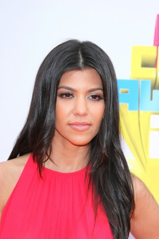 Kourtney Kardashian ist die älteste Tochter von Kris Jenner und dem verstorbenen Robert Kardashian. Sie hat mit dem Reality-TV-Darsteller Scott Disick drei Kinder. Das Paar trennte sich im Sommer 2015. Gemeinsam mit ihren zwei Schwestern Kim und Khloé betreibt sie einige Mode-Labels. 