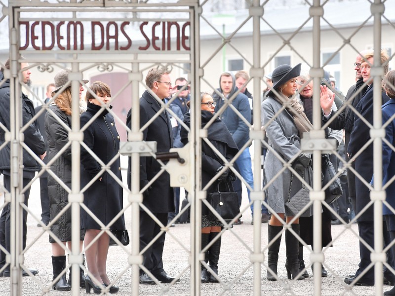 Dabei sahen sie auch das berühmte Eingangstor des Konzentrationslagers mit der Inschrift „Jedem das Seine“.