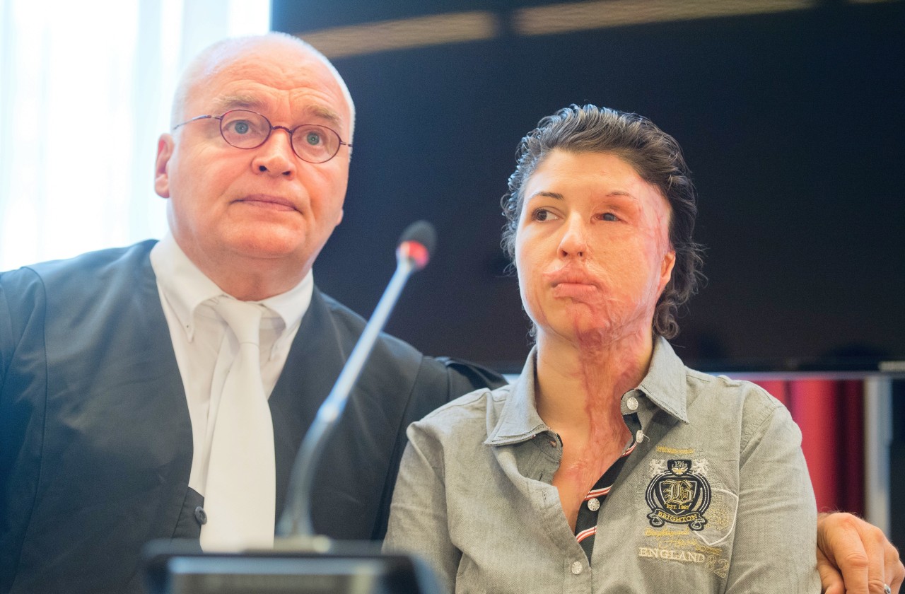 Vanessa mit ihrem Anwalt Matthias Waldraff beim Prozessauftakt im Landgericht Hannover.