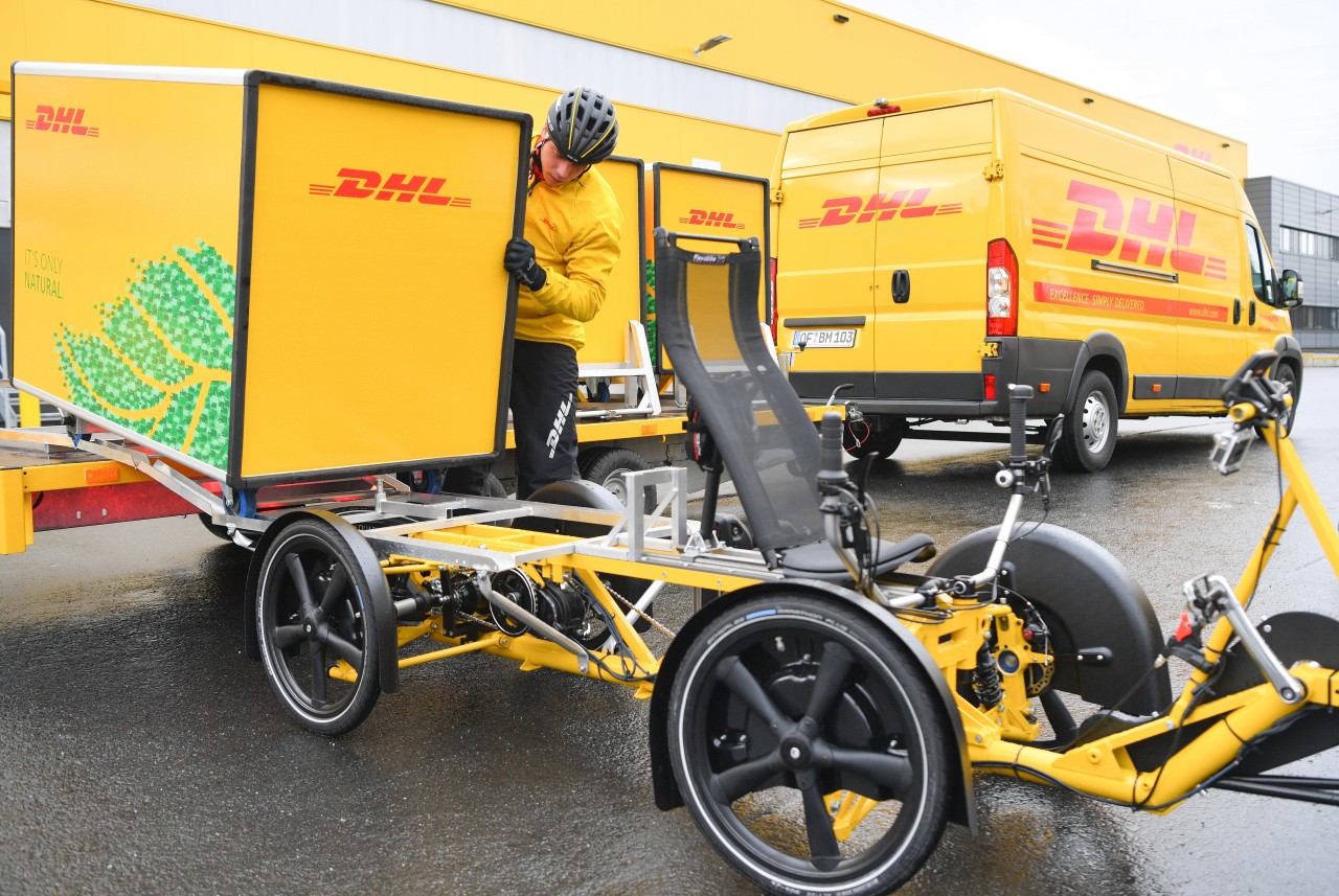 Anhänger mit bis zu vier Transportboxen dienen als Basis. Hier beladen sich die Kuriere ihre Cubicycle-Lastenfahrräder. 