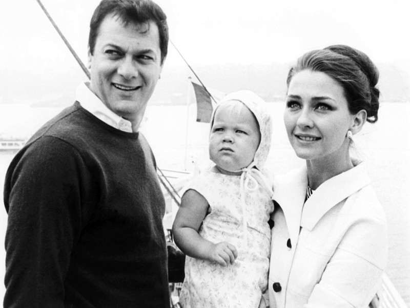 Tony Curtis und Christine Kaufmann 1965 mit der damals einjährigen Tochter Alexandra an Bord des Passagierschiffes „France“ in New York auf dem Weg nach Europa.
