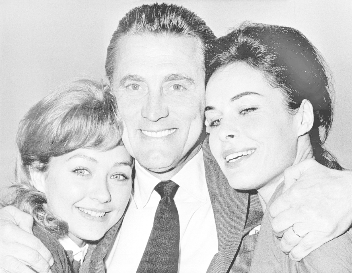 Der US-amerikanische Schauspieler Kirk Douglas posiert während seines Deutschland-Besuchs 1960 in München mit Christine Kaufmann (l.) und Barbara Rütting: Sie spielten gemeinsam in „Stadt ohne Mitleid“. 