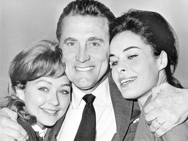 Ihr Hollywood-Debüt hatte Christine Kaufman 1960 in „Stadt ohne Mitleid“ an der Seite von Kirk Douglas und der deutschen Kollegin Barbara Rütting (r.). Für ihre darstellerische Leistung als Opfer einer Vergewaltigung in dem Drama gewann die damals 15-Jährige ihre höchste Auszeichnung, einen Golden Globe als beste Nebendarstellerin.