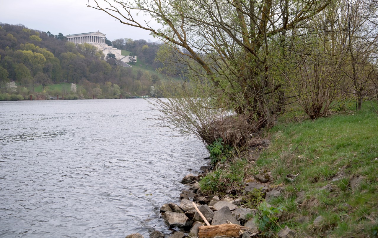Am Donauufer in Donaustauf hatte eine Spaziergängerin die Leiche am Freitagmorgen entdeckt.