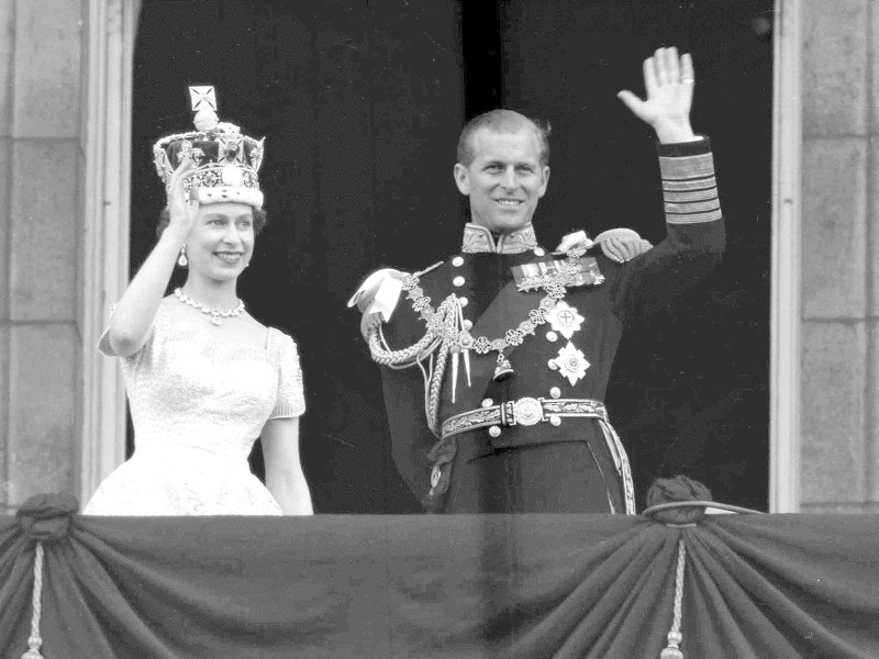 1952 besteigt Elizabeth den Thron; Philip wird zum Prinzgemahl. 