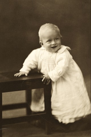 Er ist seit Jahrzehnten „der Mann an der Seite der Königin“: Prinz Philip kam am 10. Juni 1921 als Spross des Hauses Schleswig-Holstein-Sonderburg-Glücksburg auf der griechischen Insel Korfu als Prinz von Griechenland und Dänemark zur Welt. 