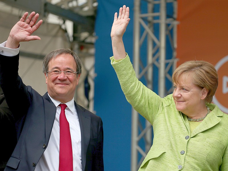 Armin Laschet gilt als treuer Anhänger von Kanzlerin Merkel und ihrer Politik. Im Wahlkampf unterstützte die CDU-Chefin Laschet nach Kräften, so etwa hier bei einem Auftritt in Aachen. 