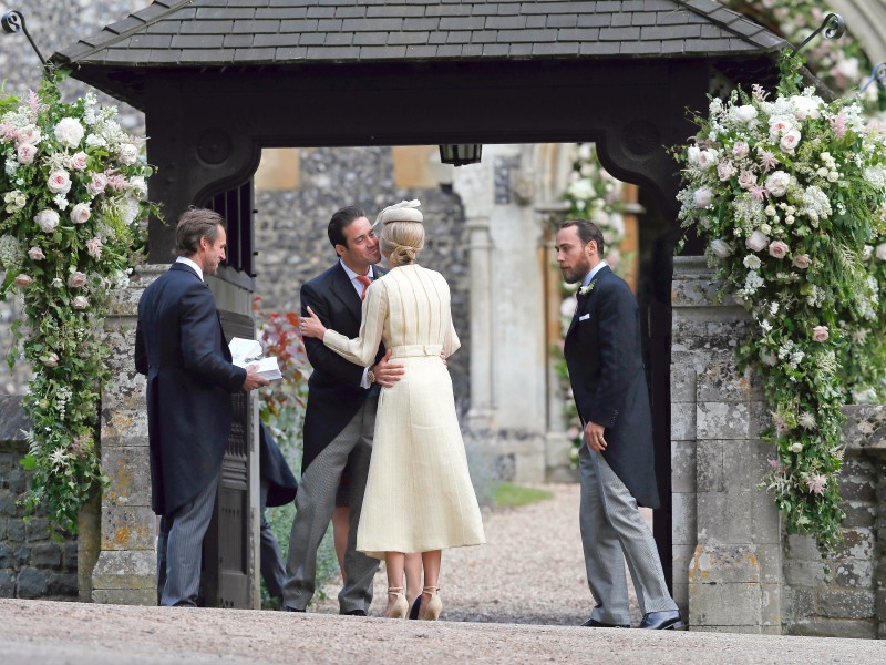 Spencer Matthews (2. v. l), der Bruder des Bräutigams, begrüßt am Samstag die Sängerin Donna Air vor der St. Mark's Kirche.