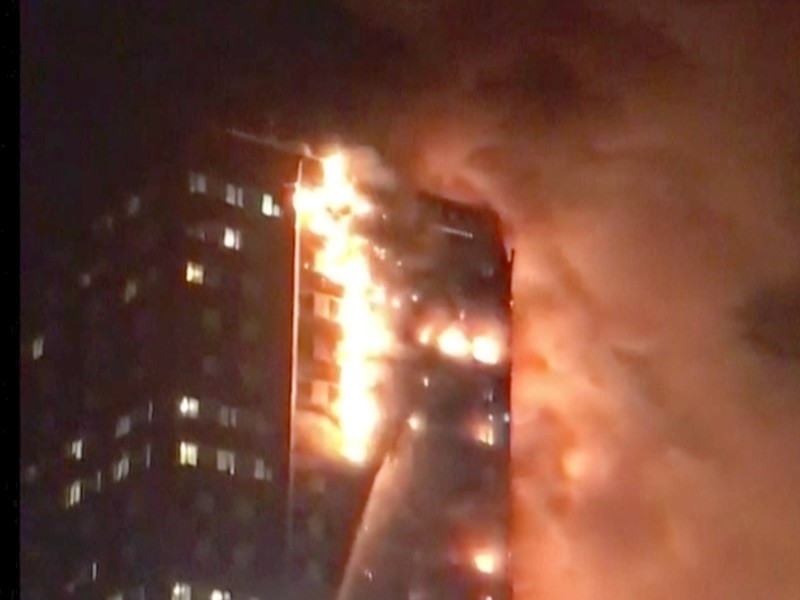 Feuerwehr und Polizei wurden um 1 Uhr nachts alarmiert. Die Behörden entsandten daraufhin Helfer und Spezialisten.