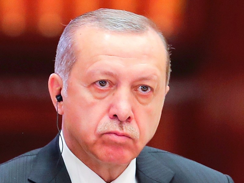 Der türkische Präsident Recep Tayyip Erdogan würde gern am Rande des Gipfels zu seinen Landsleuten in Deutschland sprechen. Doch einen Auftritt hat die Bundesregierung untersagt. Die deutsch-türkischen Beziehungen bewegen sich von Tiefpunkt zu Tiefpunkt. Und auch gegenüber anderen europäischen Partnern bringt sich der türkische Präsident zunehmend ins Abseits.