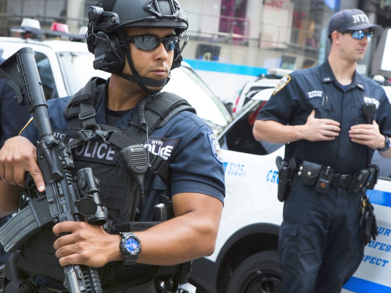 Die Vorkommnisse in Spanien haben auch in anderen Ländern wie den USA die Sorge vor erneuten Terroranschlägen vergrößert. Hier stehen Angehörige der Antiterroreinheit der New Yorker Polizei schwerbewaffnet auf dem Time Square in New York.