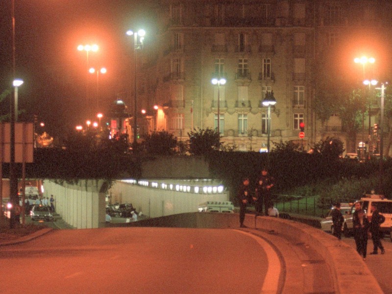 In der Nacht des 31. August 1997 rast ein schwarzer Mercedes in den Tunnel unter der Pont de l’Alma in Paris. Am Steuer: Henri Paul, der Sicherheitsmanager des Hotels „Ritz“, auf dem Rücksitz Diana (36) und ihr Liebhaber Dodi al Fayed (41). 