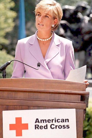 Im Juni 1997 hält sie vor dem Hauptquartier des American Red Cross in Washington (USA) eine Rede.
