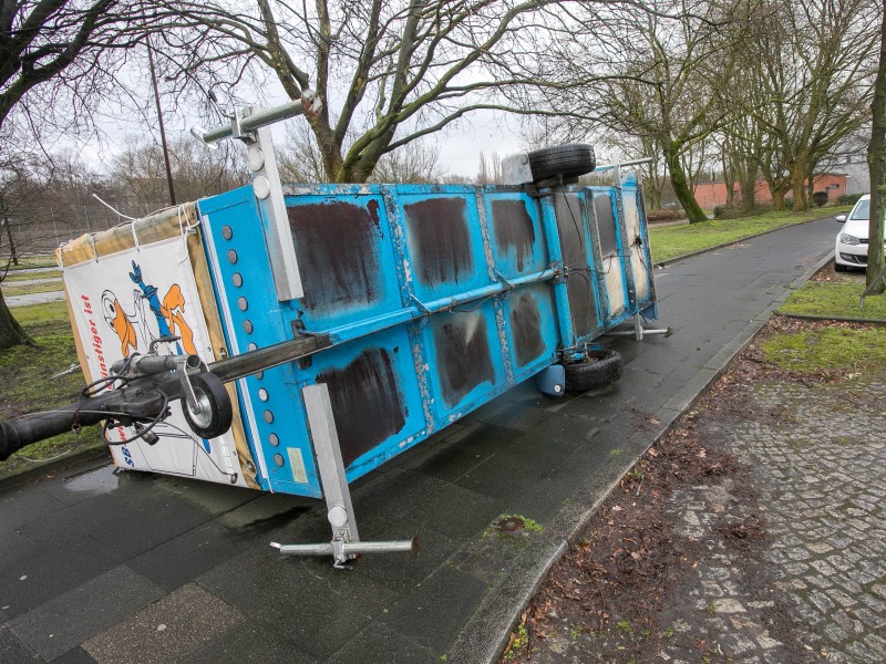 Transporter warf Friederike einfach um.