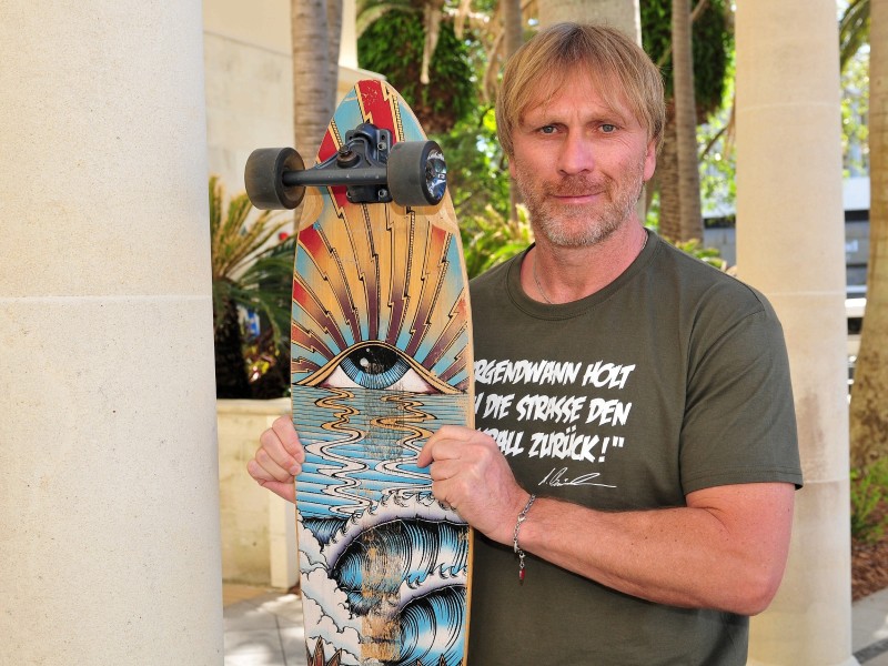 Ansgar Brinkmann (48) mag es sportlich: Einer seiner Luxusgegenstände ist ein Longboard. Weil ihm sonst am Handgelenk etwas fehlen würde, nimmt er zudem seine Armbandkette mit.