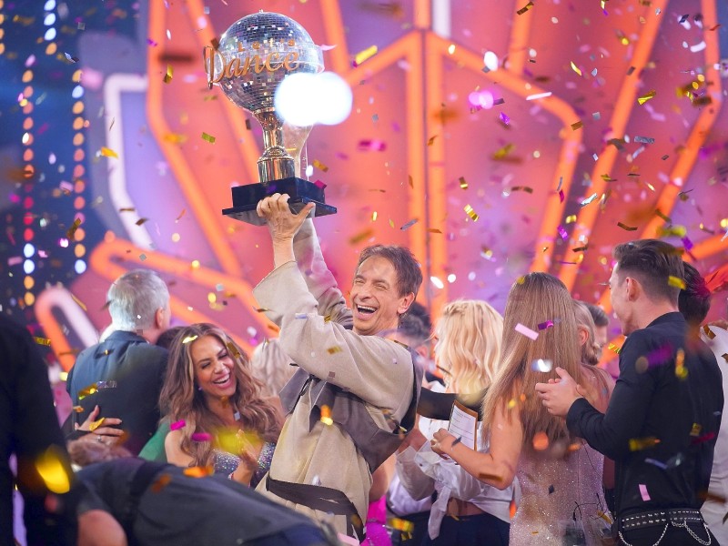 Die Entscheidung: Ingolf Lück (Mitte) ist „Dancing Star 2018“. Lück setzte sich gegen Judith Williams und Barbara Meier durch und gewann das Finale der elften Staffel „Let’s Dance“.