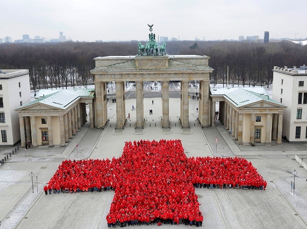 Menschenkreuz vorm Brandenburger Tor.