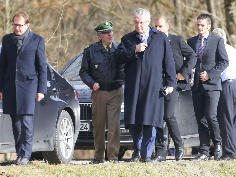 Gemeinsam mit dem bayerischen CSU-Innenminister Joachim Herrmann (Mitte) besuchte Dobrindt (l.) den Unglücksort.