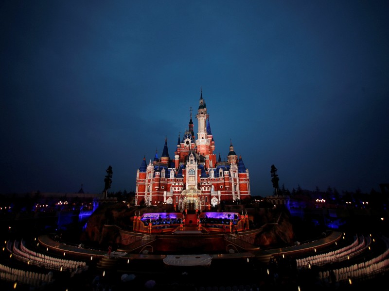 Der US-Unterhaltungskonzern Walt Disney hat seinen ersten Vergnügungspark in China feierlich eröffnet.